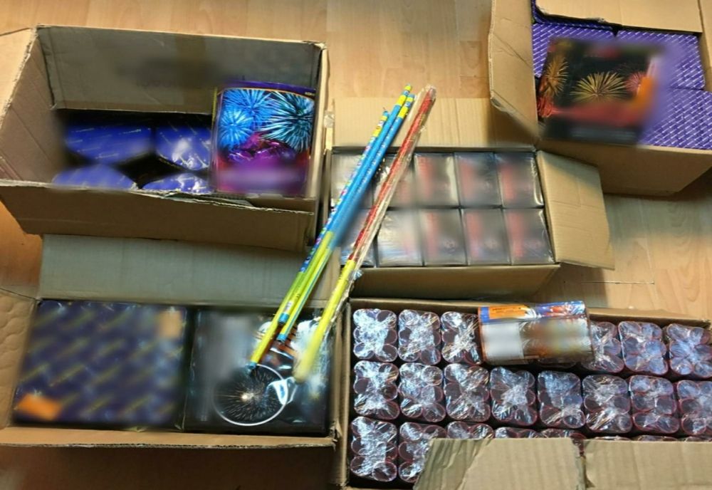 Captură spectaculoasă, după descinderi la depozite de articole pirotehnice. Peste 65.000 de articole confiscate la Nucet și Târgoviște