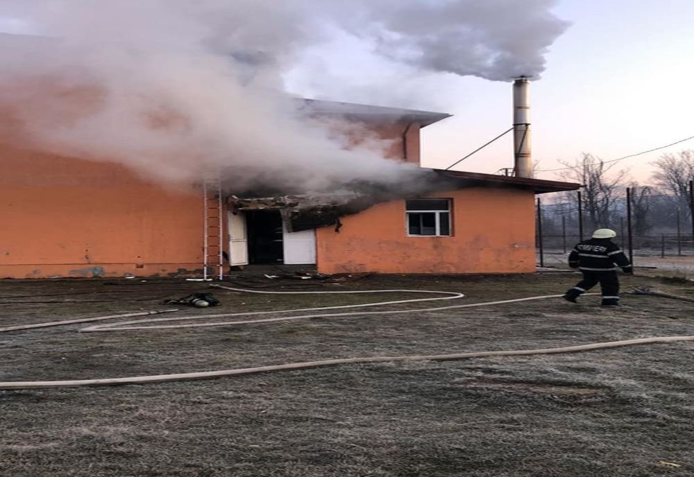 Update| Foto| Incendiu la o școală din Dâmbovița. A ars acoperișul centralei termice, de la  școala din  Butoiul de Jos