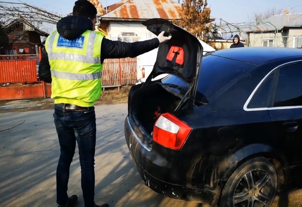 Distracție adolescentină. Au "furat" mașina unui prieten și s-au oprit în...alte două mașini, la Mărcești