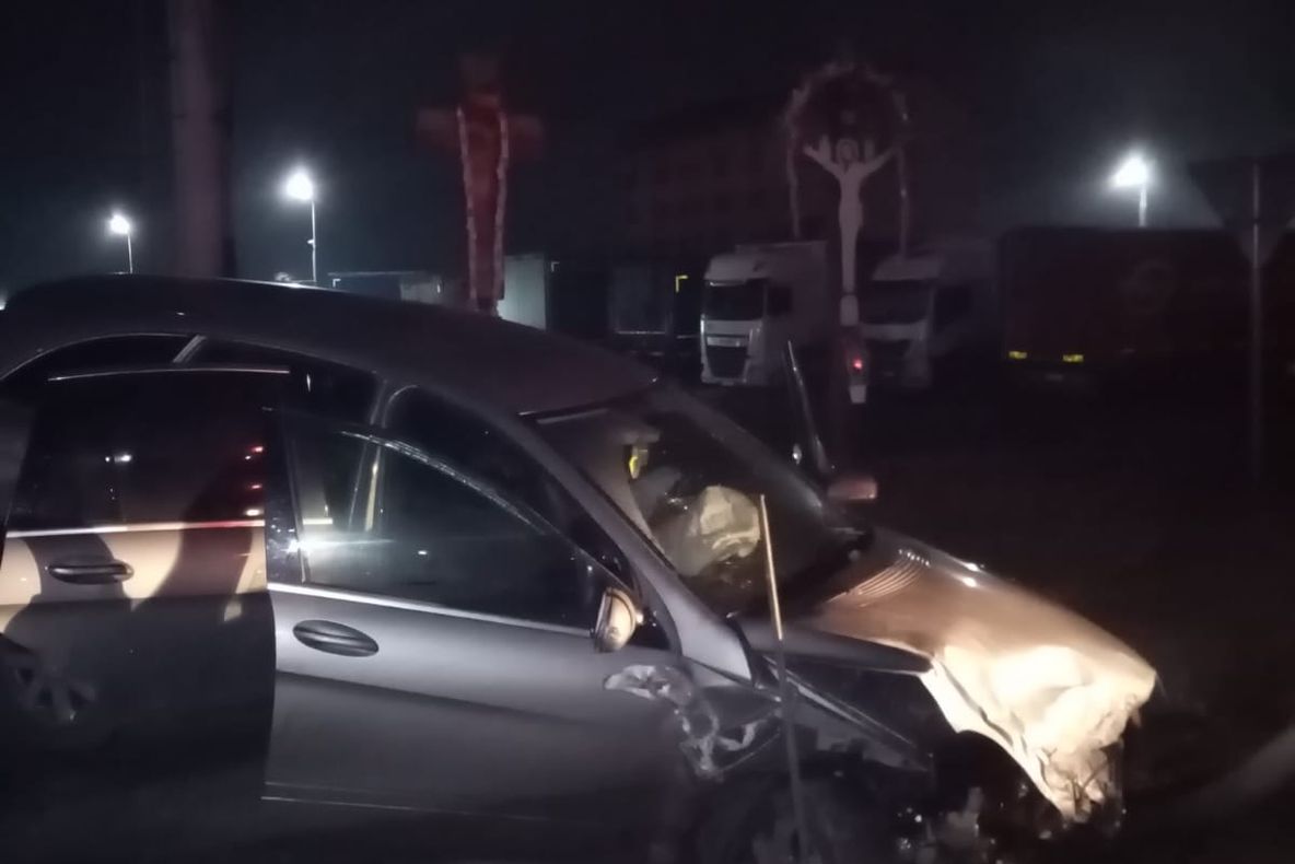 Foto/Explozie într-un bloc din Fieni, județul Dâmbovița. O persoană cu arsuri transportată la spital