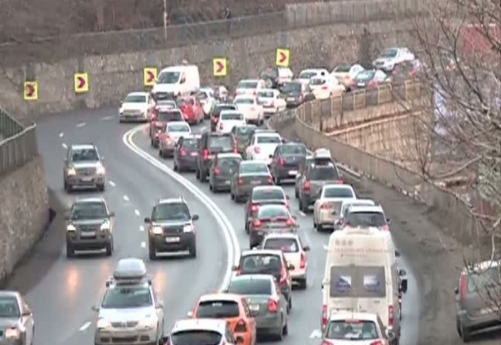 Trafic infernal, din nou, pe Valea Prahovei (DN 1). Polițiștii recomandă variante alternative, prin județul Dâmbovița