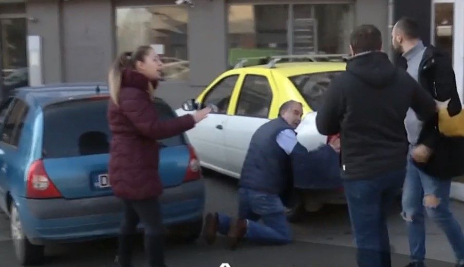 Bătaie în trafic, la Târgoviște, surprinsă în direct de o televiziune națională. Șoferul bătut nu a făcut plângere, spun polițiștii