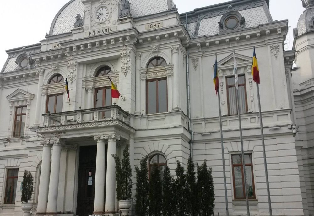 Arest la domiciliu, pentru cele trei persoane reținute, pentru delapidare (aprox. 200.000 de lei), de la Primăria Târgoviște