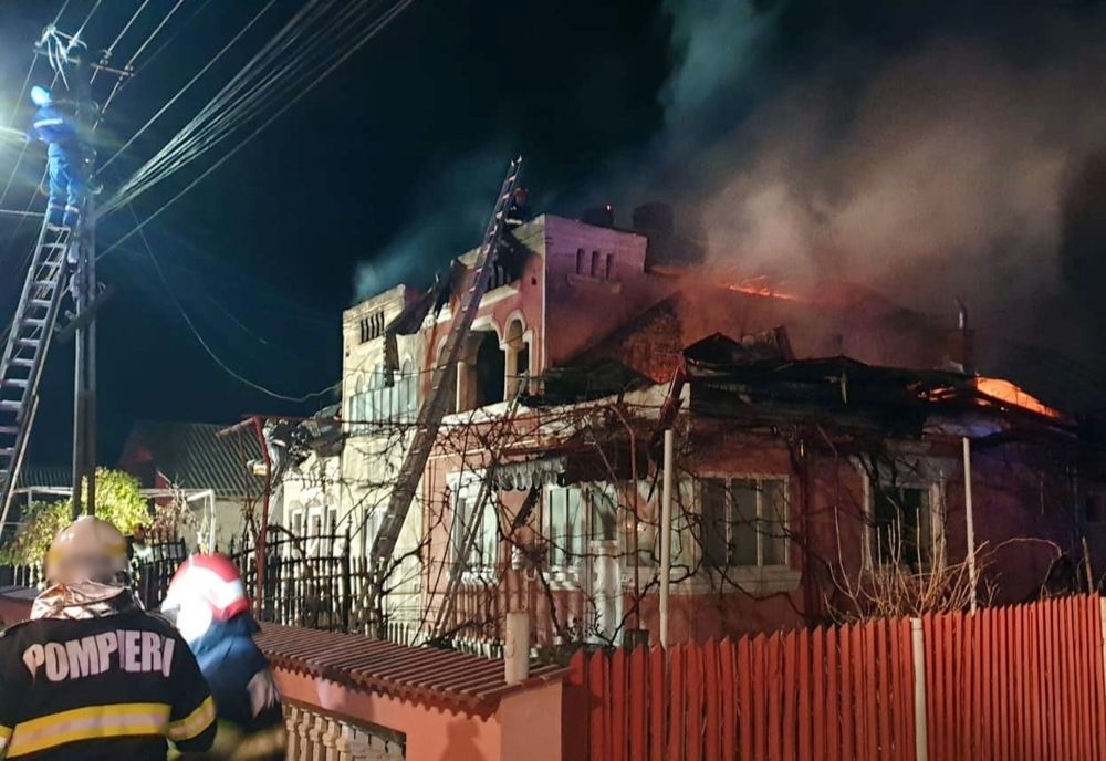 FOTO| Casă mistuită de flăcări la Dragomirești