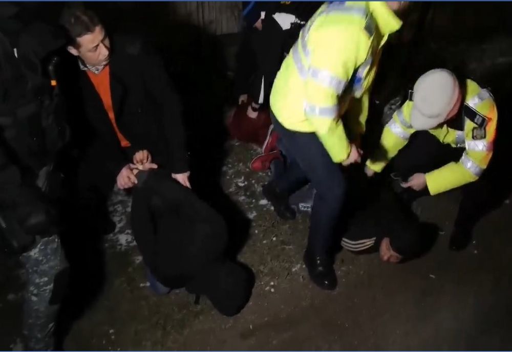 Update-Foto| Acțiune spectaculoasă a polițiștilor dâmbovițeni.Tânăr fără permis, drogat, băut și cu numere false, la mașină, oprit în trafic