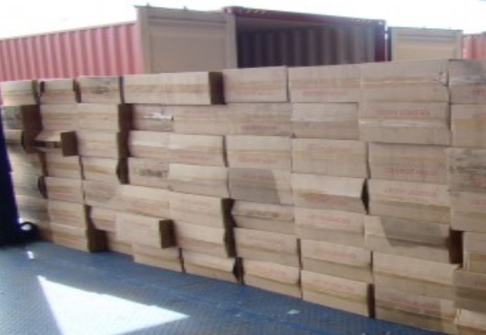 L-au prins chiar când descărca bax-urile de țigări, ce nu aveau documente de proveniență, din mașină