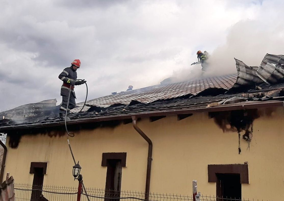 Update-Foto| Incendiu puternic la o casă din Răzvad. Casă distrusă de flăcări
