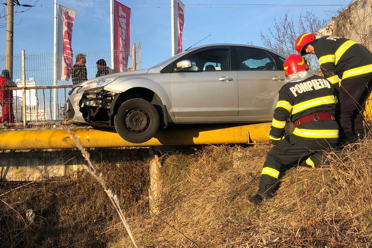 Foto| Coliziune între trei autoturisme, lângă Târgoviște. Mașină proiectată în afara șoselei, la Valea Voievozilor