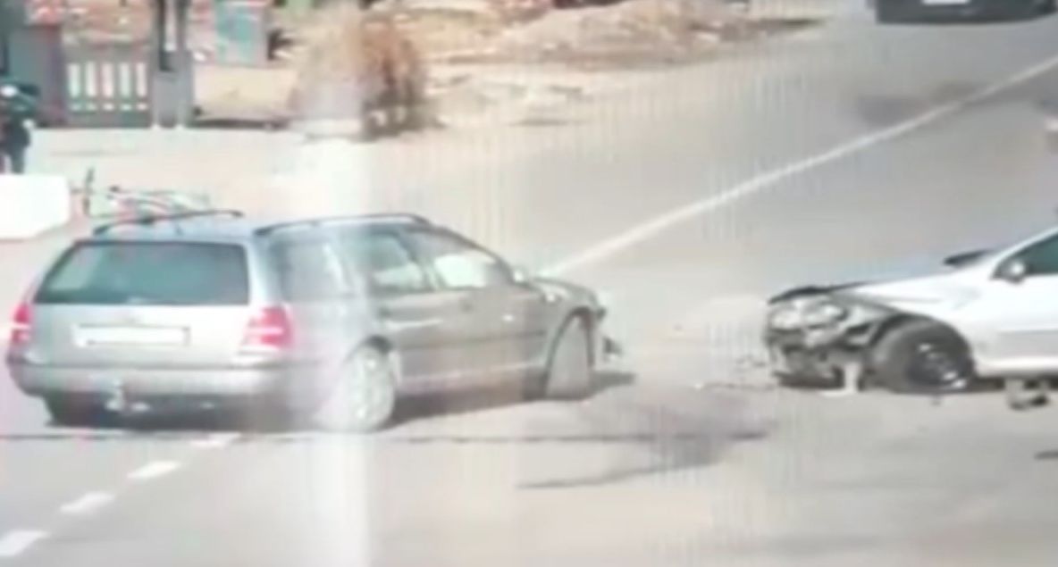Video| Două persoane au fost rănite, într-o coliziune auto, surprinsă de camerele de supraveghere, la Gura Șuții