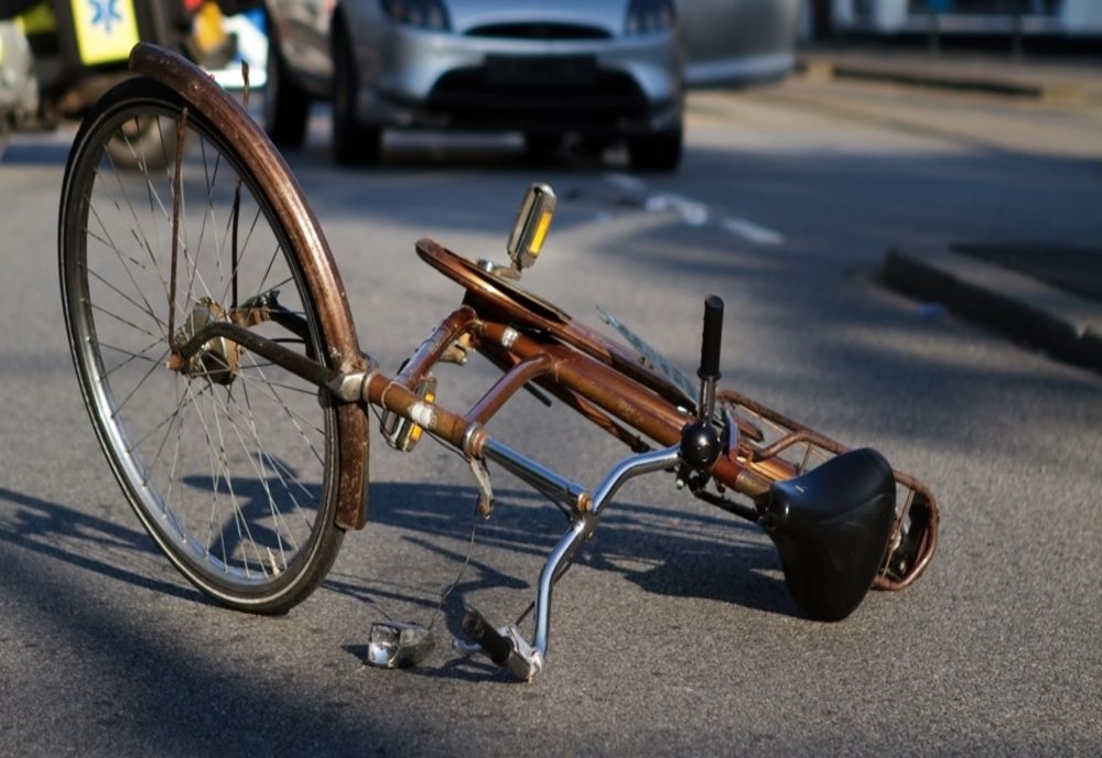 Femeie, aflată pe bicicletă, lovită de un autoturism. Șoferul a fugit de la locul accidentului