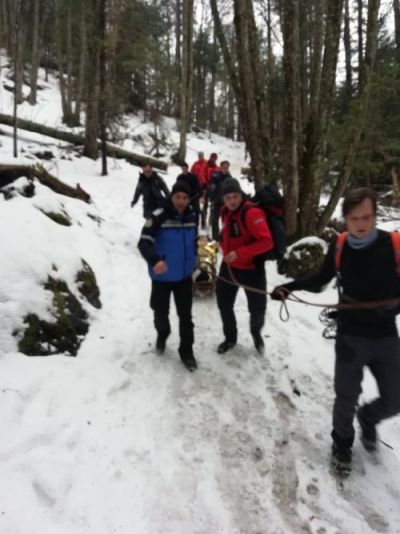 Turiști ajutați de jandarmii montani, după ce au rămas blocați, cu mașinile, în Bucegi