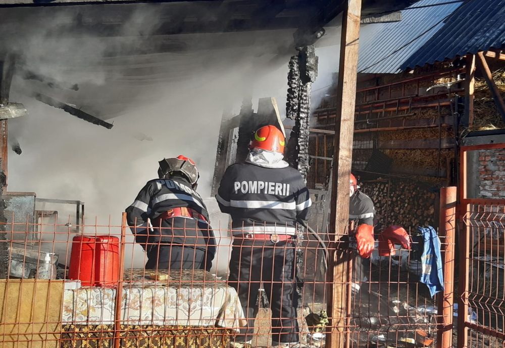 Incendiu puternic la Bărbulețu. Un bărbat transportat la spital cu arsuri la nivelul feței