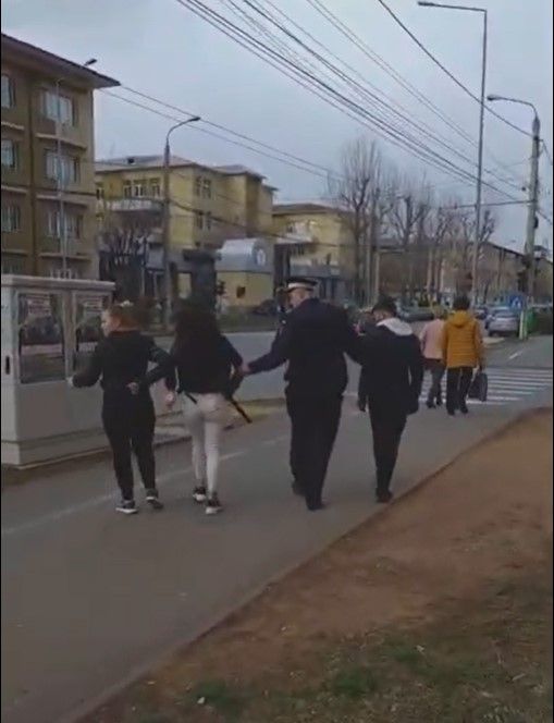 Un tânăr și o tânără s-au implicat într-o bătaie, pe stradă, la Târgoviște. Incidentul a fost aplanat de un jandarm