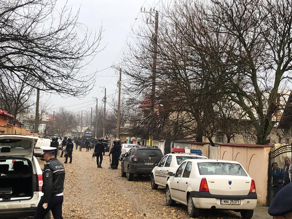 Sute de polițiști și jandarmi au descins în două localități dâmbovițene, pentru restabilirea ordinii