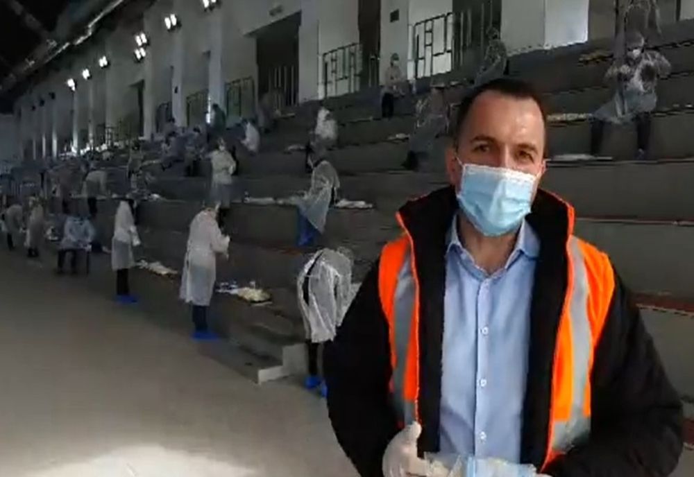 La Târgoviște s-a luat decizia distribuirii către populație a unui pachet de câte două perechi de mănuși si două măsti de protecție, pentru fiecare persoană