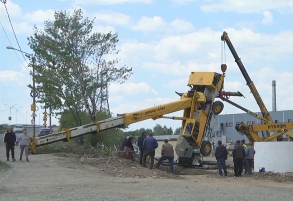Foto| Incident spectaculos pe un șantier din Târgoviște. Muncitorii au uitat și de...regulile de distanțare socială