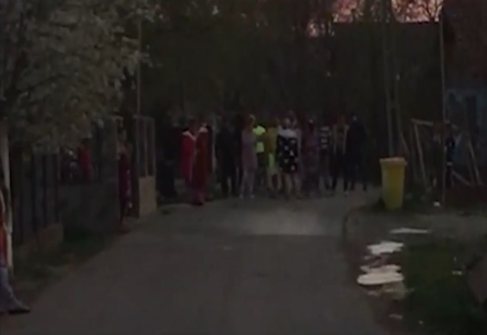 Amenzi record la Racoviță (comuna Bucșani), după ce mai multe persoane au ieșit în grup, pe stradă