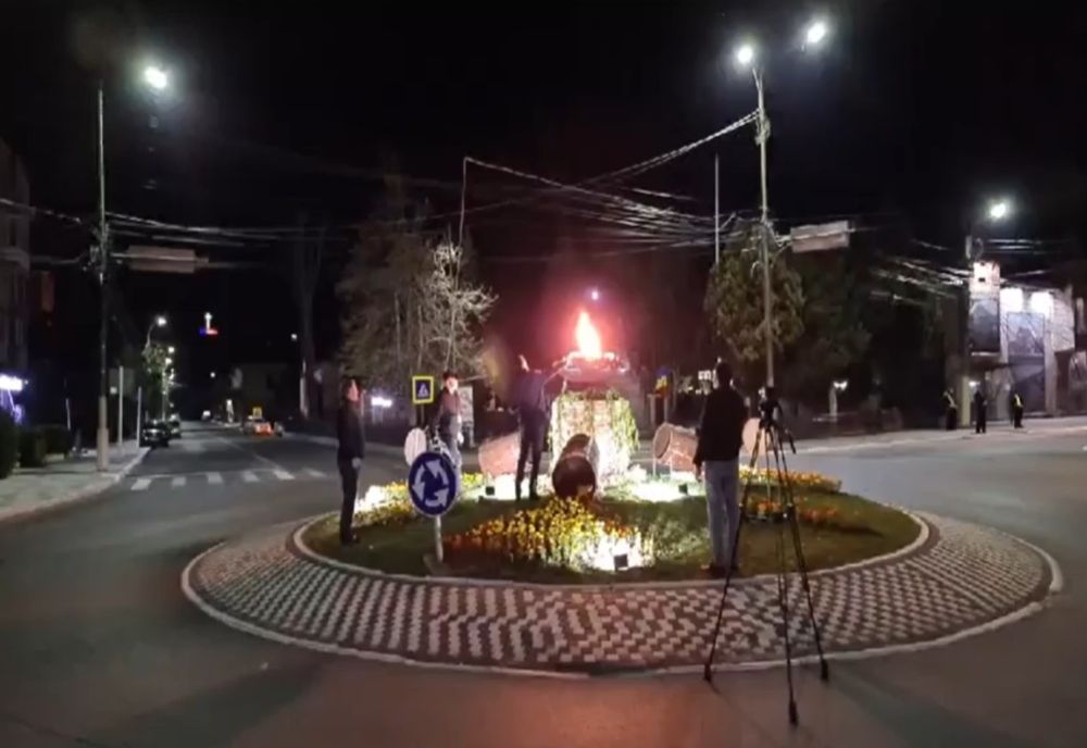 Flacără cu lumina de la Înviere aprinsă în centrul orașului, la Pucioasa