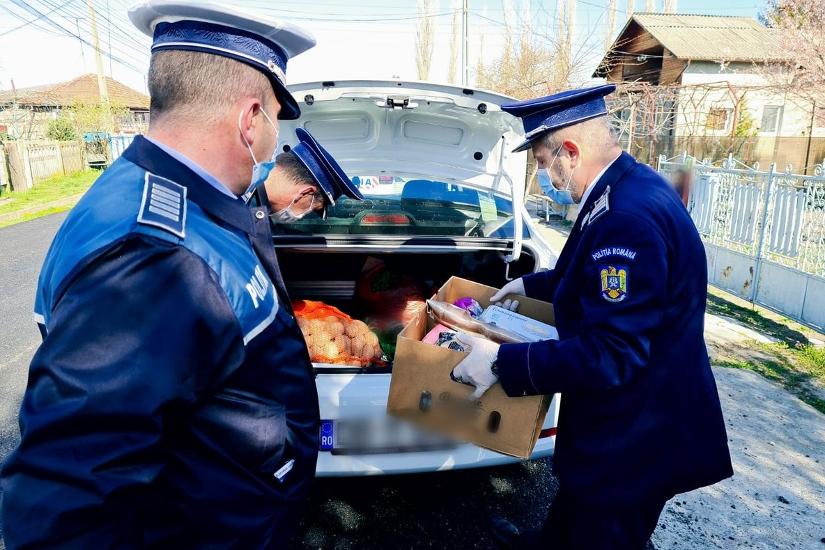 Gest impresionant. Polițiștii dâmbovițeni au dus alimente unei familii aflată în nevoie, la Doicești