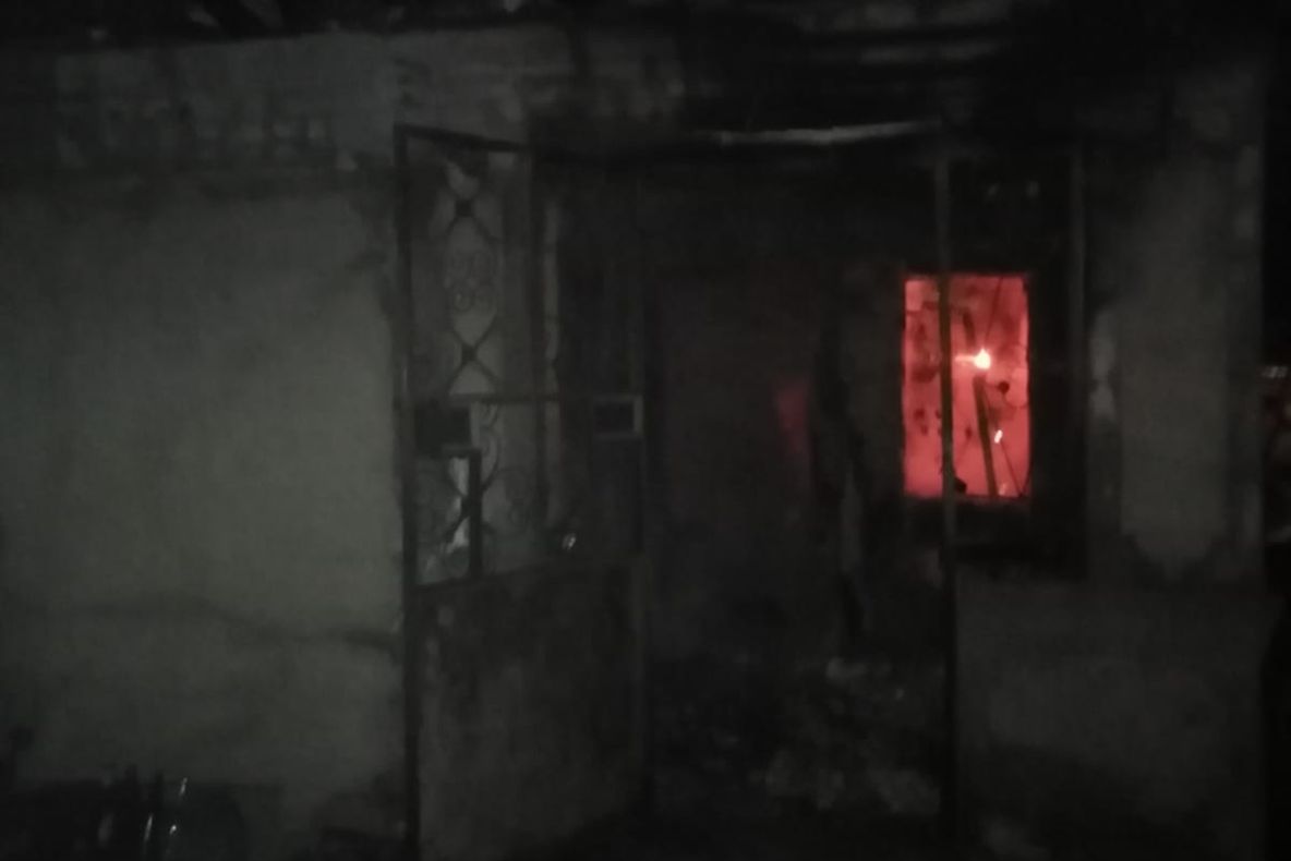 O tânără de 19 ani suspectată că și-a dat foc locuinței, la Tătărani