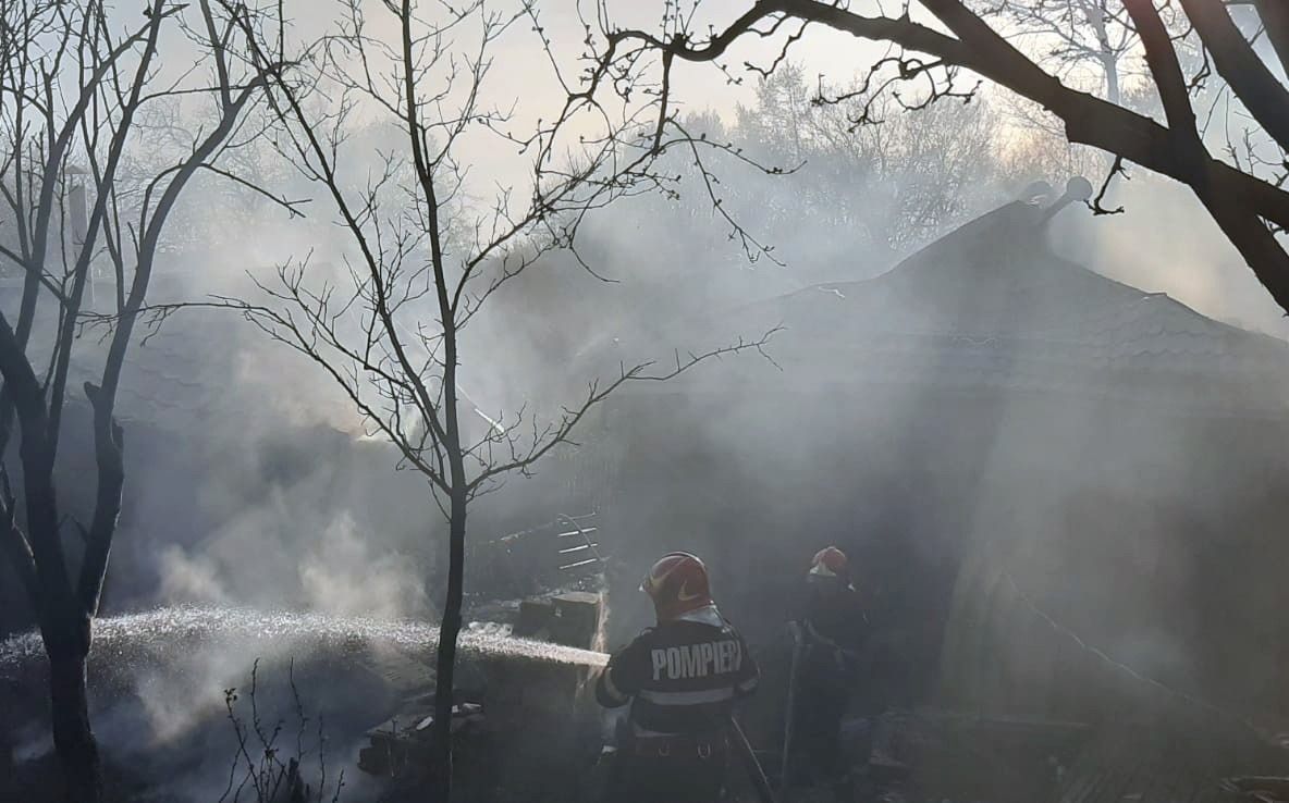 Casă mistuită de flăcări, la Râu Alb, în Dâmbovița. Pompierii dâmbovițeni se luptă cu flăcările