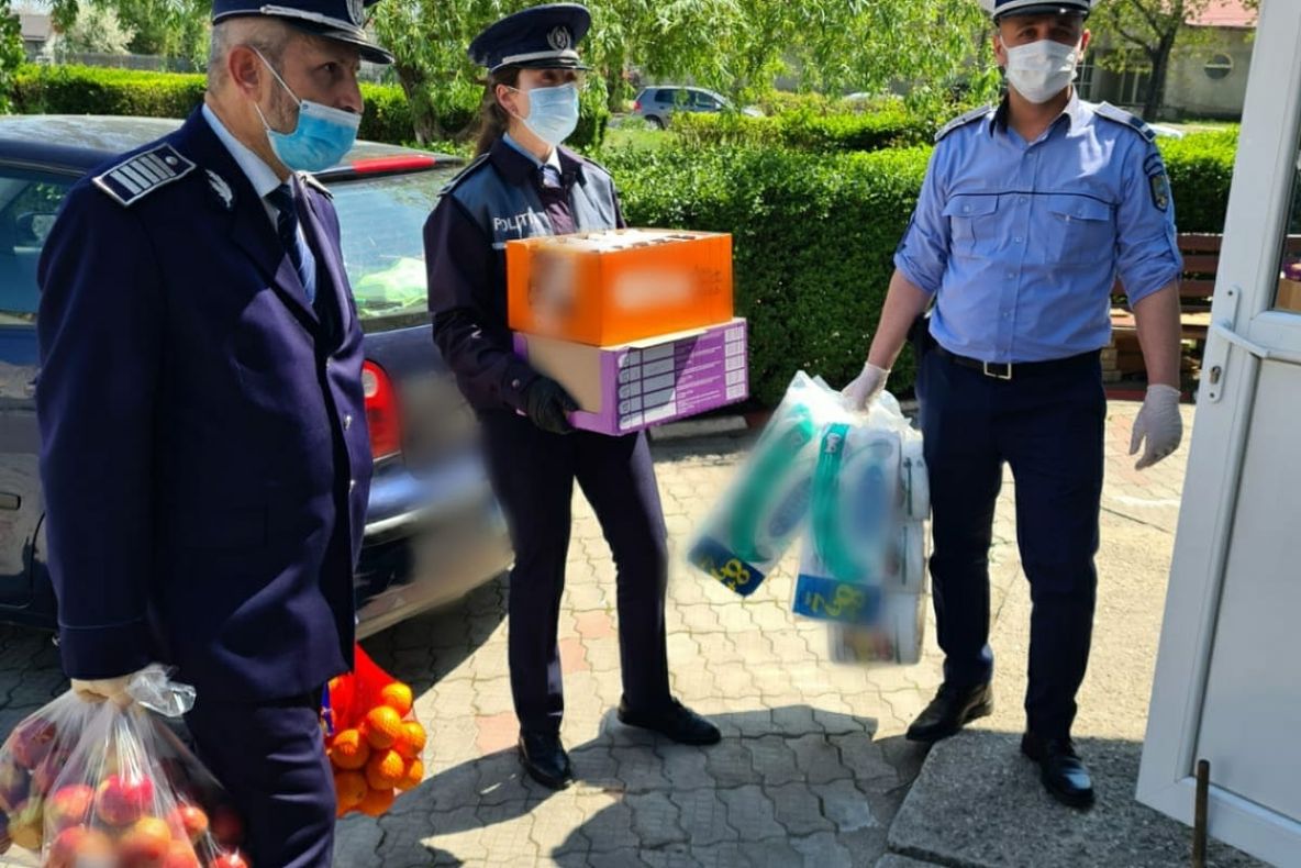 Cadouri din partea polițiștilor, pentru două centre sociale din Târgoviște