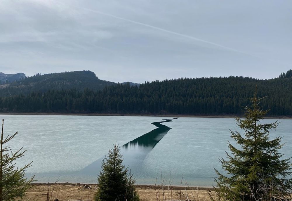 Imagini spectaculoase din Bucegi, acolo unde iarna încă este prezentă. Lacul Bolboci (1600 m altitudine) este înghețat