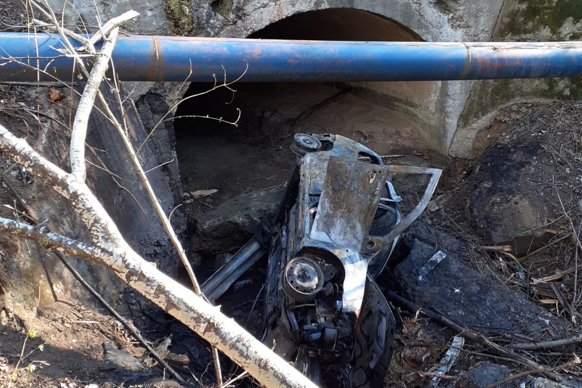 Noroc miraculos! A căzut cu mașina de pe pod, la Moreni, iar aceasta a luat foc. Șoferul a scăpat cu viață