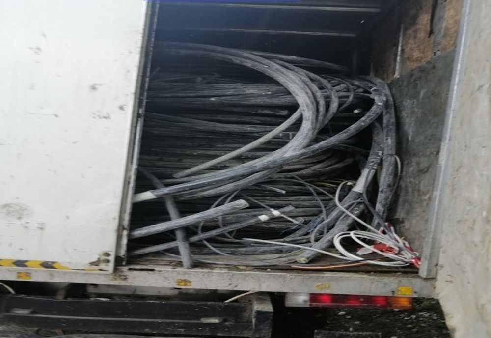 Prins de polițiști, pe DN 71, cu peste 4 tone de aluminiu în mașină, pentru care nu avea documente