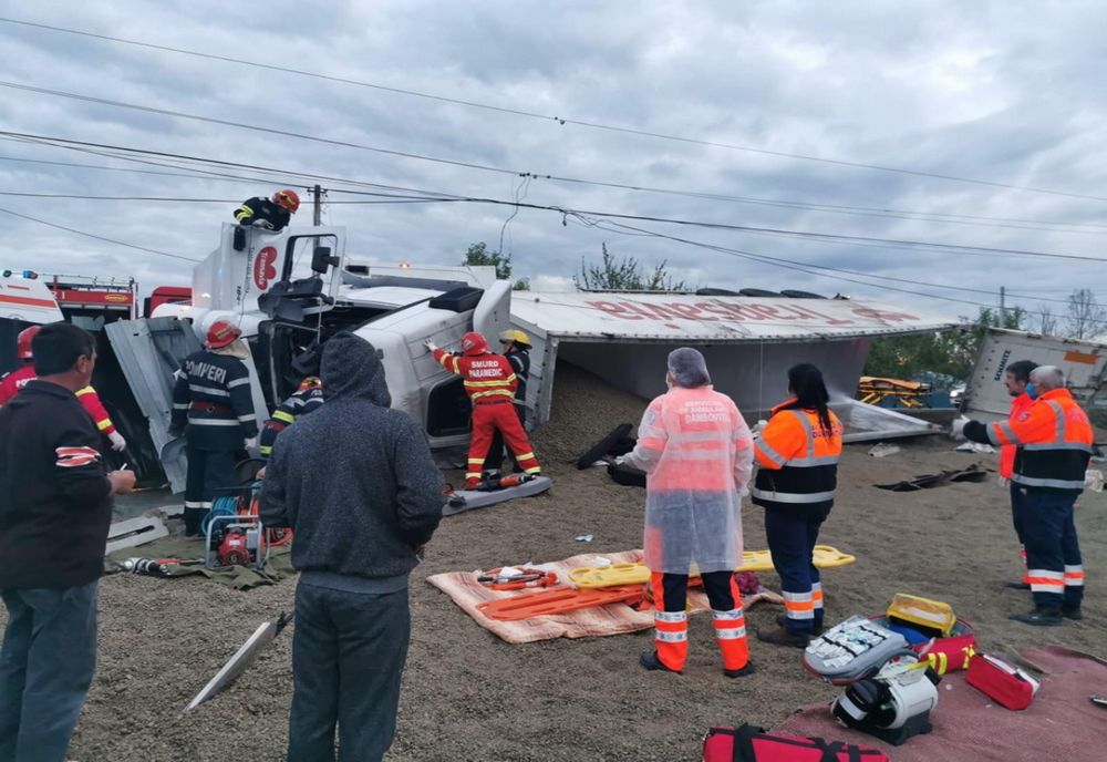 Blocaj pe DN 72, la Dragodana. Un tir s-a răsturnat pe șosea. Șoferul a fost blocat în cabina mașinii