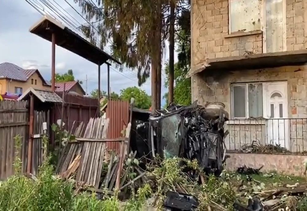 Accident teribil la Găești. A "zburat" cu mașina direct în gardul unei gospodării, aflate la marginea drumului. Tânăr grav rănit