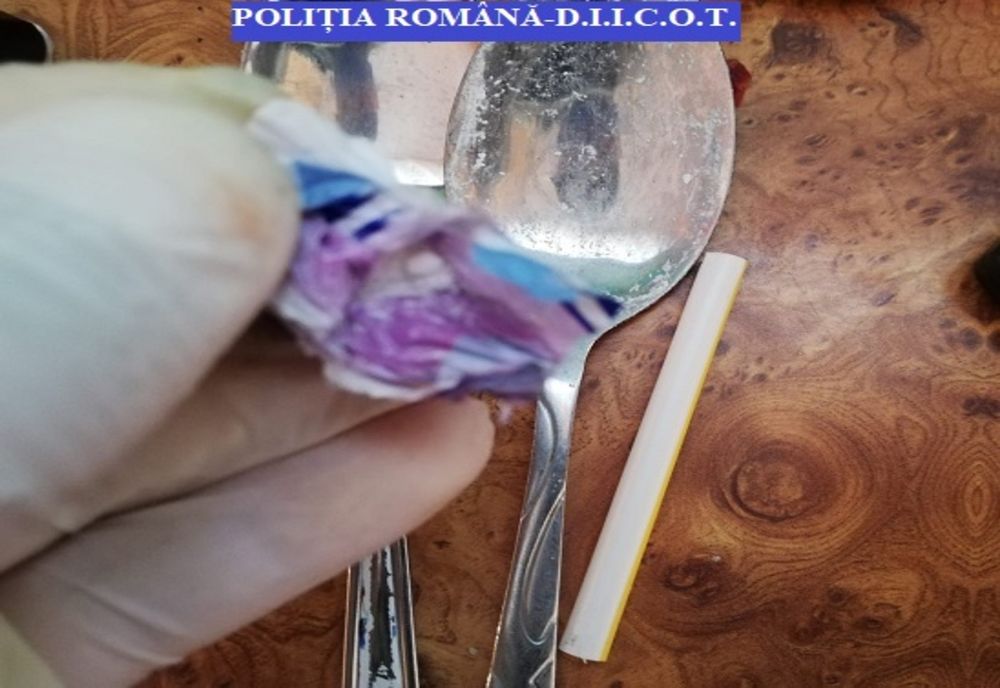 Video| Descinderi de amploare la o rețea de traficanți de droguri din Dâmbovița. Trei persoane reținute