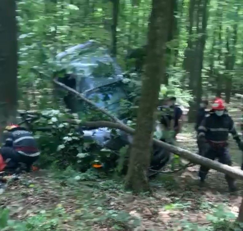 Update| Accident teribil la Ciocănești. Trei persoane au fost rănite, după ce o mașină a părăsit șoseaua și s-a izbit de mai multi copaci