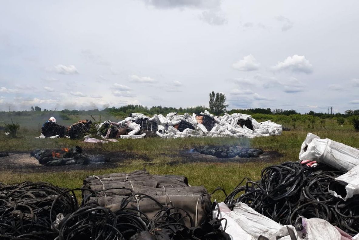 Foto| "Bombă ecologică" dezamorsată. Tone întregi de deșeuri pregătite de incendiere, la Mătăsaru, în Dâmbovița