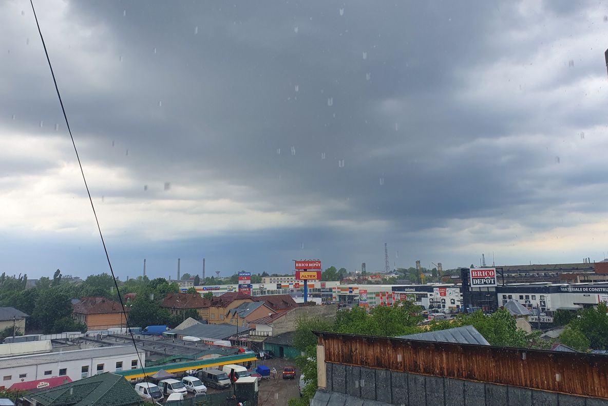 Video| Ploi puternice și vijelie (și) la Târgoviște. Până când ține furtuna