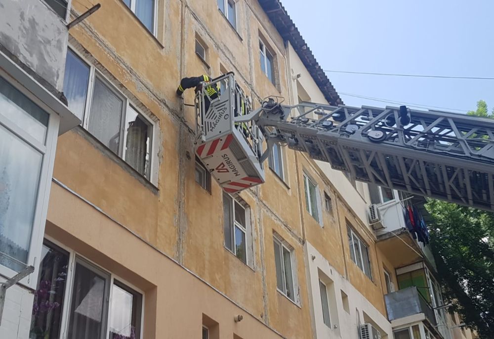 Intervenție a pompierilor, pentru degajarea unor elemente de construcție, la un bloc din Târgoviște