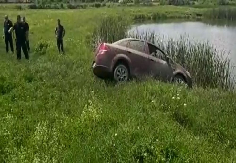(video) A avut noroc cu jandarmii. Plecase la pescuit dar era să ajungă cu tot cu mașină în lac, la Răzvad