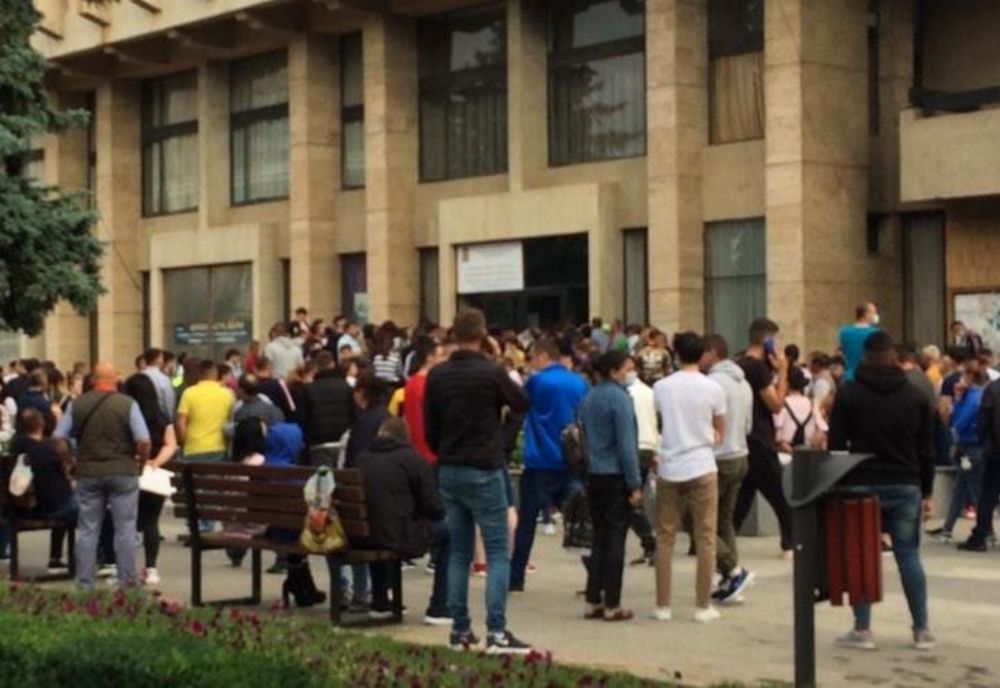 Sute de oameni s-au îmbulzit pentru examenul de obținere a permisului auto, la Târgoviște, uitând de orice regulă