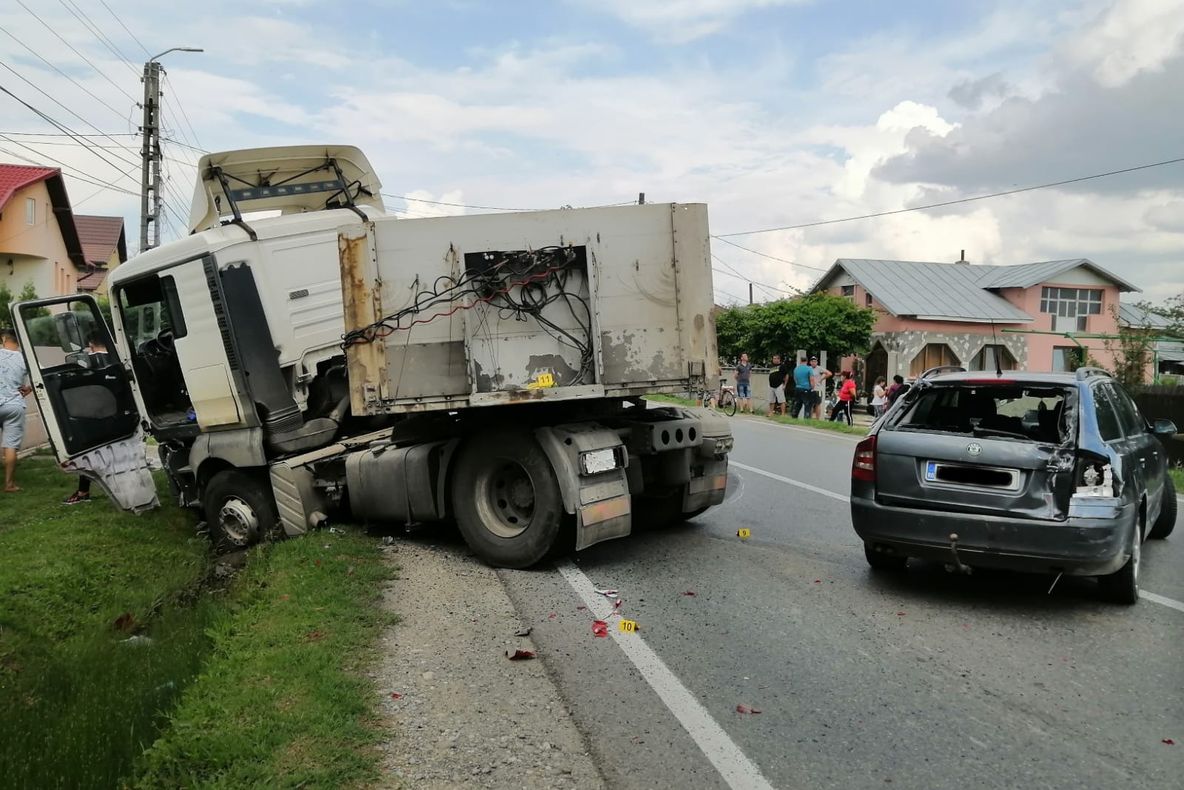 Accident grav pe DN 72, la Dărmănești. Doi pietoni  și un autoturism spulberați de un tir