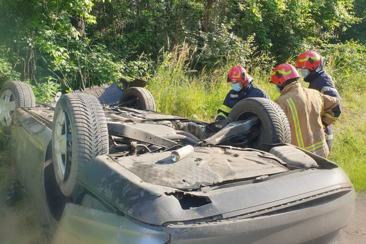 Două persoane rănite, după ce un autoturism s-a răsturnat în afara carosabilului, pe DN 72, la Priseaca