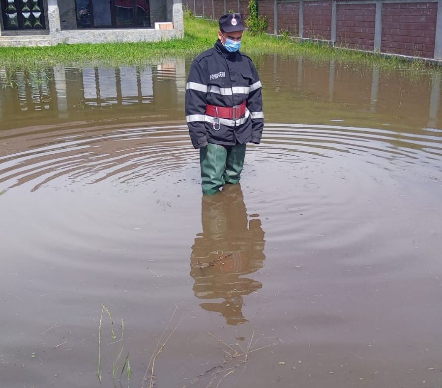 Inundații în comuna dâmbovițeană Voinești. Pompierii au fost chemati în ajutor