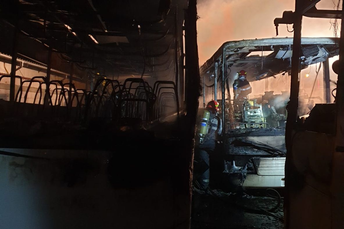 (Foto-Video) Trei autobuze au fost distruse de foc, la Târgoviște. Focul a fost pus intenționat