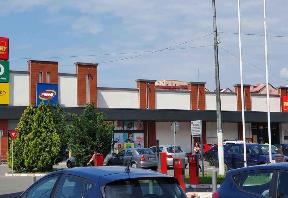 Tânăr de 23 de ani reținut de polițiști, după ce a furat 60 de sticle de băuturi alcoolice, dintr-un magazin din Târgoviste