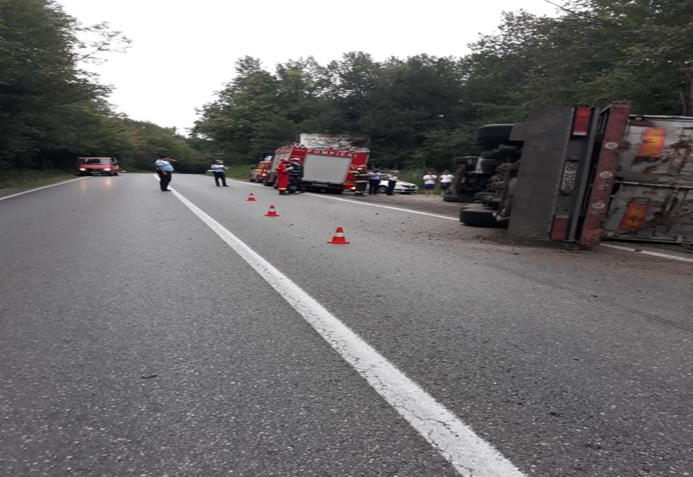 Un camion cu fier vechi s-a răsturnat, la Dragodana