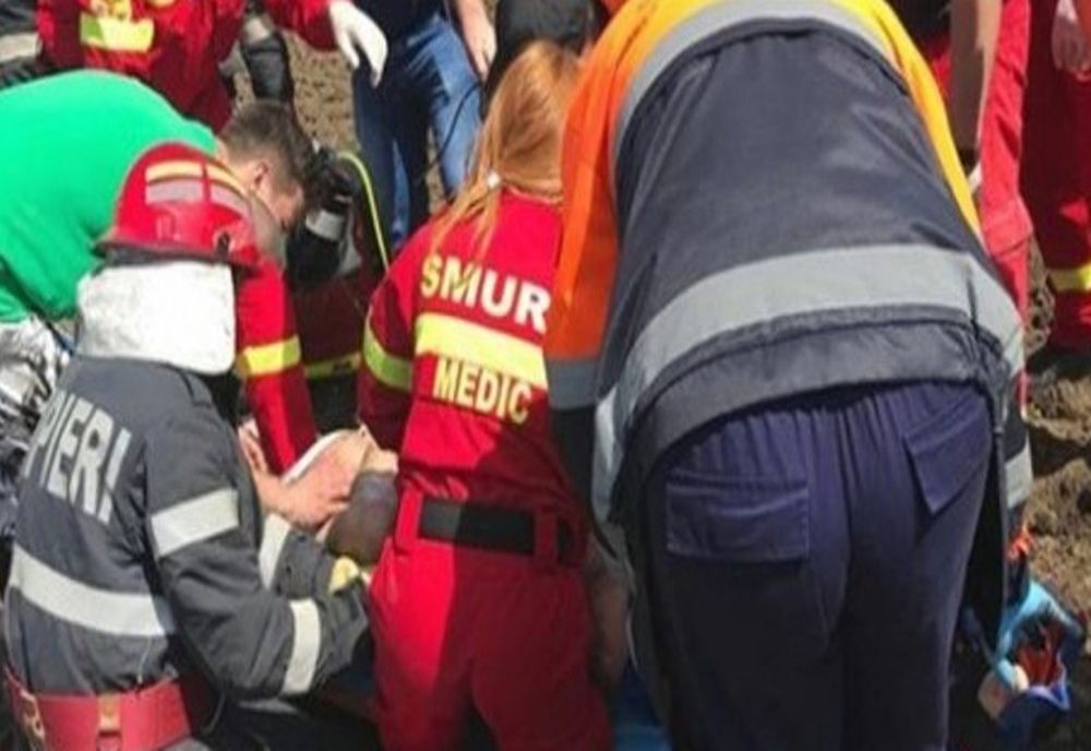 Dâmbovița. Un bărbat a ajuns la spital după ce și-a prins piciorul în motocultor