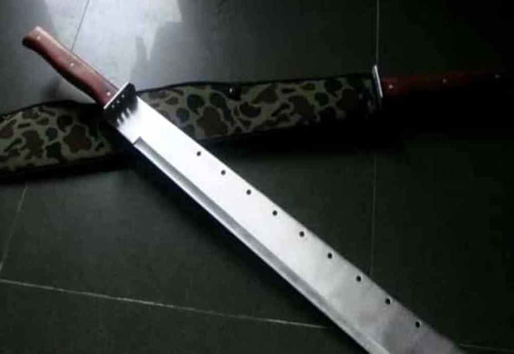 I-a sfâșiat piciorul vecinului cu o sabie. Care a fost motivul atacului