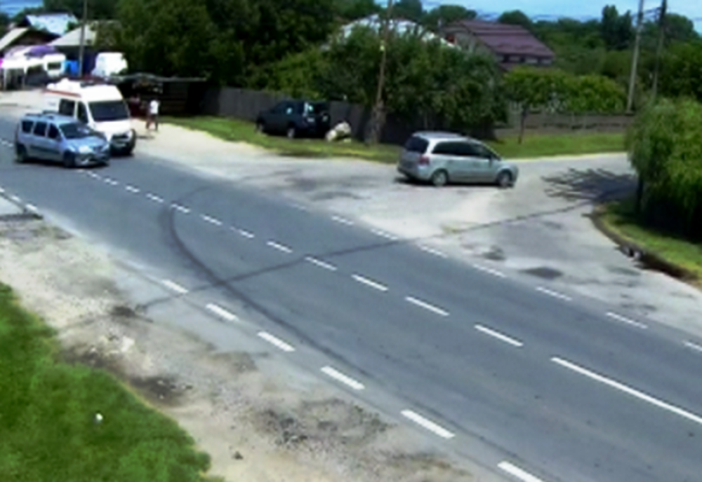 Dâmbovița. Accident evitat la limită de şoferul unei ambulanțe