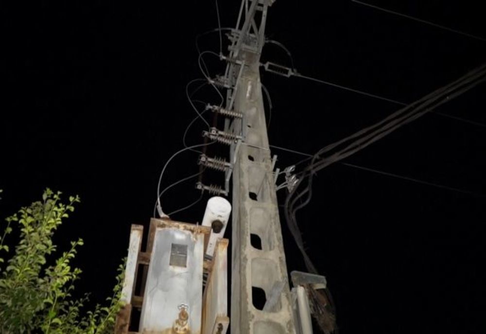 Bărbat electrocutat, în Dămbovița. S-a urcat pe stâlp şi a ameninţat că se aruncă