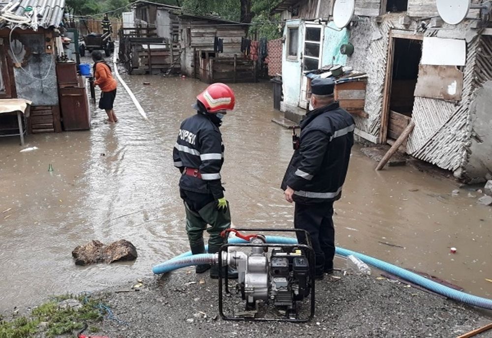 Gospodării inundate în localitatea Glod