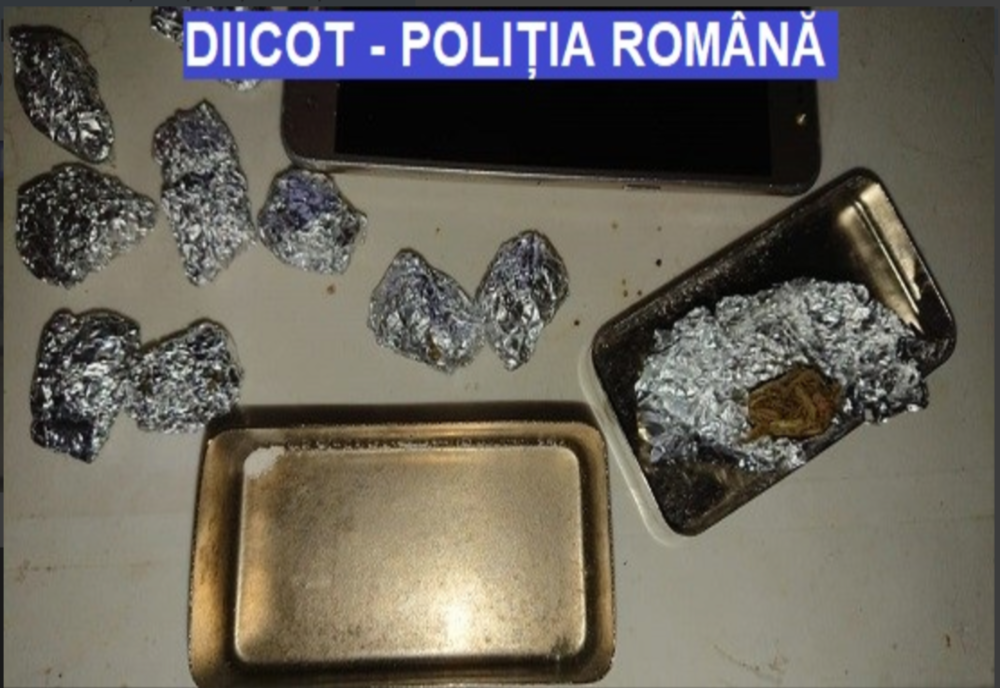 Mai multe persoane audiate în urma unor percheziții la persoane bănuite de trafic de droguri de mare risc 